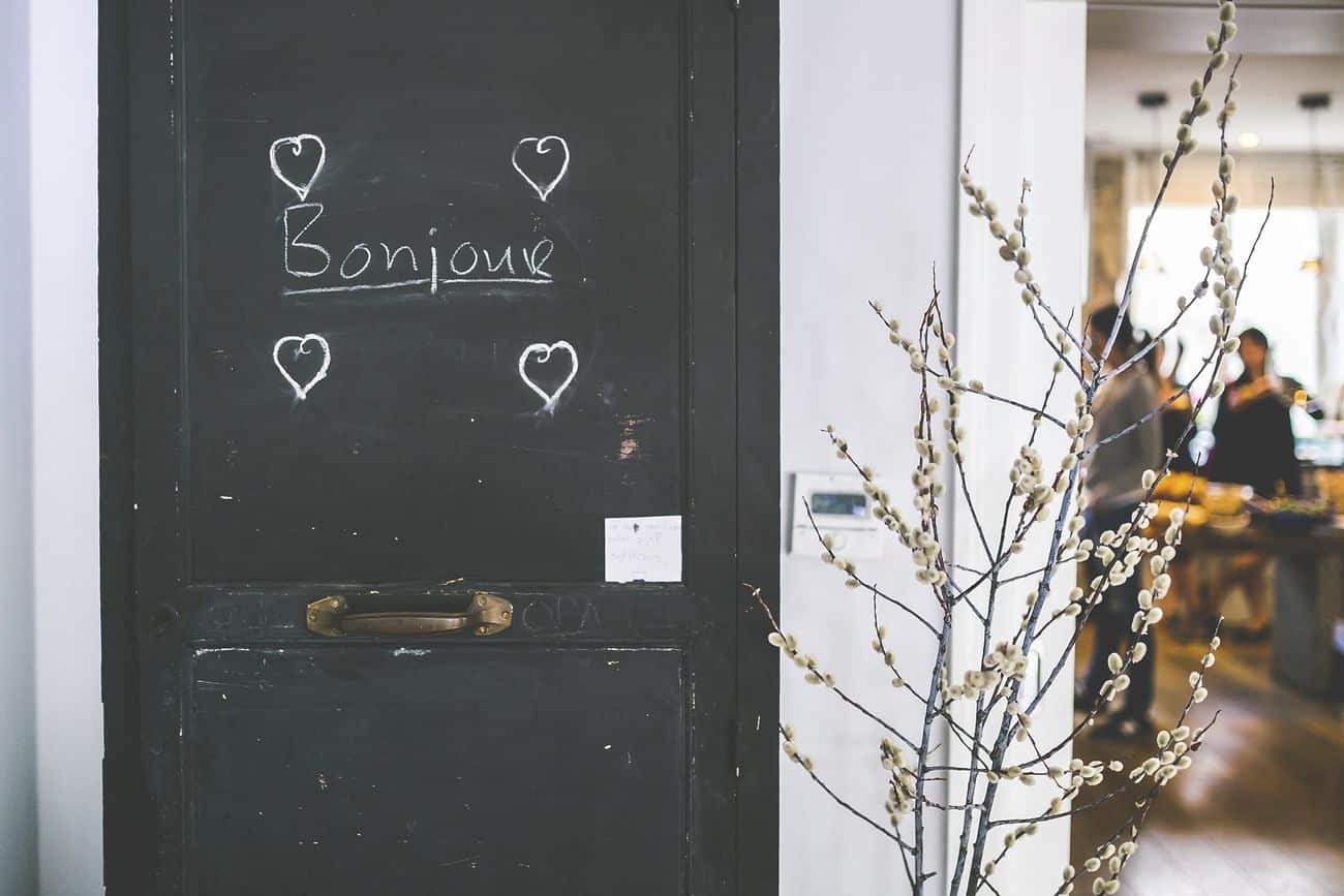 đ«đ· Utilisation et signification du mot "bonjour" en français
